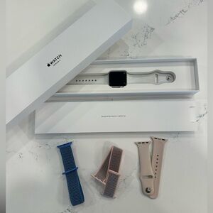 Apple watch series 3 - silver with white band